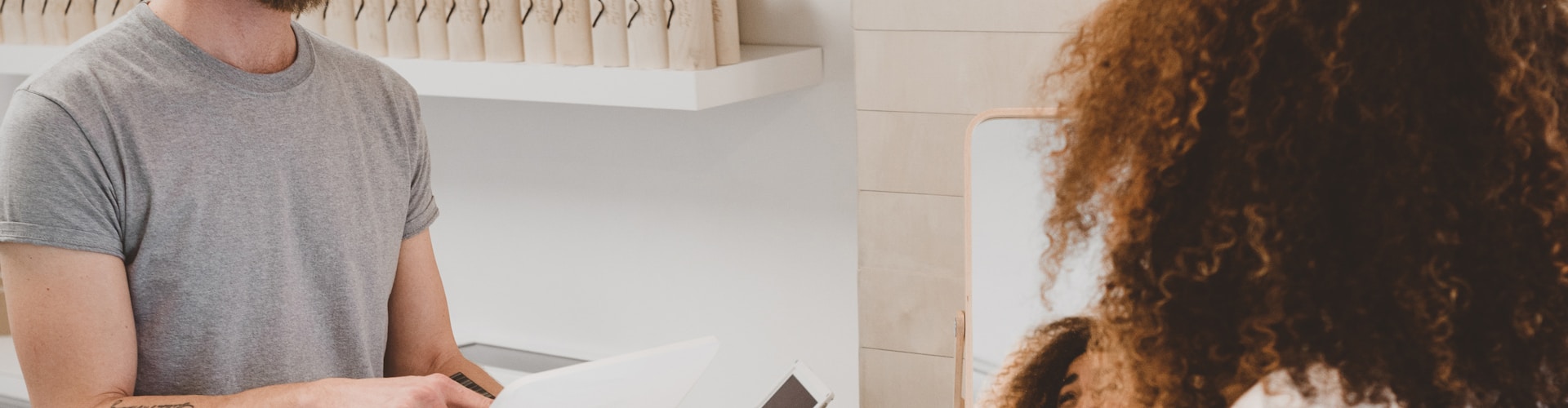 Ilustrasi antarmuka digital modern dengan elemen grafis biru dan hijau