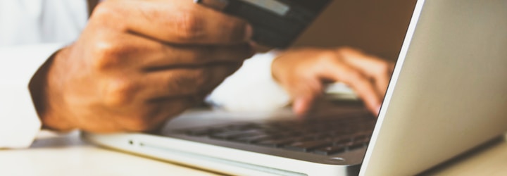 Ilustrasi konsep keamanan digital dengan ikon gembok, kunci, dan perisai